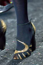 ミュウミュウ 2019年秋冬コレクション - ケープを脱ぎ捨てれば花々が咲く楽園が広がっている｜写真51