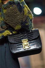 ミュウミュウ 2019年秋冬コレクション - ケープを脱ぎ捨てれば花々が咲く楽園が広がっている｜写真52