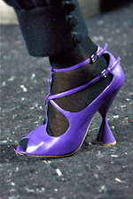 ミュウミュウ 2019年秋冬コレクション - ケープを脱ぎ捨てれば花々が咲く楽園が広がっている｜写真53