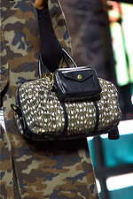 ミュウミュウ 2019年秋冬コレクション - ケープを脱ぎ捨てれば花々が咲く楽園が広がっている｜写真54