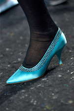 ミュウミュウ 2019年秋冬コレクション - ケープを脱ぎ捨てれば花々が咲く楽園が広がっている｜写真55