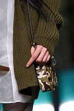 ミュウミュウ 2019年秋冬コレクション - ケープを脱ぎ捨てれば花々が咲く楽園が広がっている｜写真56