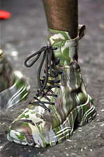 ミュウミュウ 2019年秋冬コレクション - ケープを脱ぎ捨てれば花々が咲く楽園が広がっている｜写真57