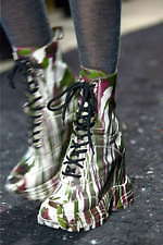 ミュウミュウ 2019年秋冬コレクション - ケープを脱ぎ捨てれば花々が咲く楽園が広がっている｜写真58