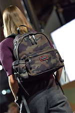 ミュウミュウ 2019年秋冬コレクション - ケープを脱ぎ捨てれば花々が咲く楽園が広がっている｜写真59