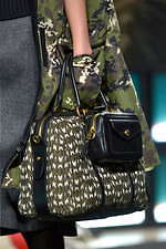 ミュウミュウ 2019年秋冬コレクション - ケープを脱ぎ捨てれば花々が咲く楽園が広がっている｜写真60