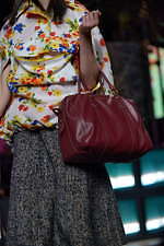 ミュウミュウ 2019年秋冬コレクション - ケープを脱ぎ捨てれば花々が咲く楽園が広がっている｜写真61