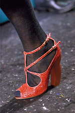 ミュウミュウ 2019年秋冬コレクション - ケープを脱ぎ捨てれば花々が咲く楽園が広がっている｜写真62