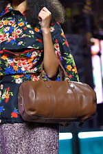 ミュウミュウ 2019年秋冬コレクション - ケープを脱ぎ捨てれば花々が咲く楽園が広がっている｜写真63