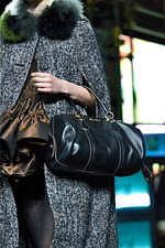 ミュウミュウ 2019年秋冬コレクション - ケープを脱ぎ捨てれば花々が咲く楽園が広がっている｜写真64