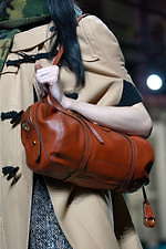 ミュウミュウ 2019年秋冬コレクション - ケープを脱ぎ捨てれば花々が咲く楽園が広がっている｜写真65