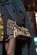 ミュウミュウ 2019年秋冬コレクション - ケープを脱ぎ捨てれば花々が咲く楽園が広がっている｜写真66