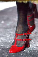 ミュウミュウ 2019年秋冬コレクション - ケープを脱ぎ捨てれば花々が咲く楽園が広がっている｜写真67