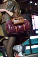 ミュウミュウ 2019年秋冬コレクション - ケープを脱ぎ捨てれば花々が咲く楽園が広がっている｜写真68