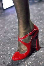 ミュウミュウ 2019年秋冬コレクション - ケープを脱ぎ捨てれば花々が咲く楽園が広がっている｜写真69