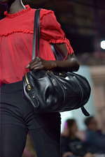 ミュウミュウ 2019年秋冬コレクション - ケープを脱ぎ捨てれば花々が咲く楽園が広がっている｜写真70