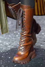 ミュウミュウ 2019年秋冬コレクション - ケープを脱ぎ捨てれば花々が咲く楽園が広がっている｜写真71