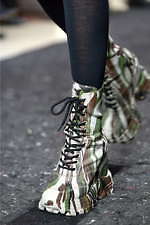 ミュウミュウ 2019年秋冬コレクション - ケープを脱ぎ捨てれば花々が咲く楽園が広がっている｜写真73