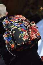 ミュウミュウ 2019年秋冬コレクション - ケープを脱ぎ捨てれば花々が咲く楽園が広がっている｜写真74