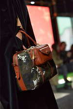 ミュウミュウ 2019年秋冬コレクション - ケープを脱ぎ捨てれば花々が咲く楽園が広がっている｜写真75