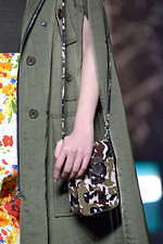 ミュウミュウ 2019年秋冬コレクション - ケープを脱ぎ捨てれば花々が咲く楽園が広がっている｜写真76