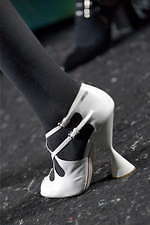 ミュウミュウ 2019年秋冬コレクション - ケープを脱ぎ捨てれば花々が咲く楽園が広がっている｜写真77