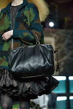 ミュウミュウ 2019年秋冬コレクション - ケープを脱ぎ捨てれば花々が咲く楽園が広がっている｜写真78