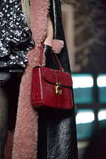 ミュウミュウ 2019年秋冬コレクション - ケープを脱ぎ捨てれば花々が咲く楽園が広がっている｜写真80