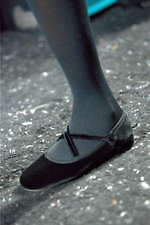 ミュウミュウ 2019年秋冬コレクション - ケープを脱ぎ捨てれば花々が咲く楽園が広がっている｜写真81