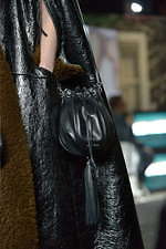 ミュウミュウ 2019年秋冬コレクション - ケープを脱ぎ捨てれば花々が咲く楽園が広がっている｜写真82