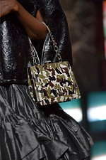 ミュウミュウ 2019年秋冬コレクション - ケープを脱ぎ捨てれば花々が咲く楽園が広がっている｜写真83