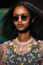 ミュウミュウ 2019年秋冬コレクション - ケープを脱ぎ捨てれば花々が咲く楽園が広がっている｜写真84