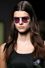 ミュウミュウ 2019年秋冬コレクション - ケープを脱ぎ捨てれば花々が咲く楽園が広がっている｜写真85