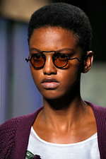 ミュウミュウ 2019年秋冬コレクション - ケープを脱ぎ捨てれば花々が咲く楽園が広がっている｜写真86