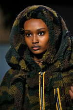 ミュウミュウ 2019年秋冬コレクション - ケープを脱ぎ捨てれば花々が咲く楽園が広がっている｜写真87