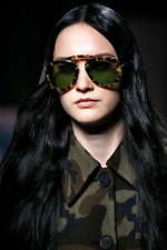 ミュウミュウ 2019年秋冬コレクション - ケープを脱ぎ捨てれば花々が咲く楽園が広がっている｜写真88