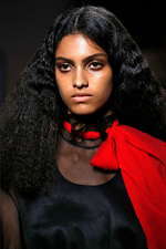 ミュウミュウ 2019年秋冬コレクション - ケープを脱ぎ捨てれば花々が咲く楽園が広がっている｜写真89