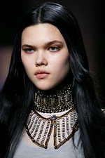 ミュウミュウ 2019年秋冬コレクション - ケープを脱ぎ捨てれば花々が咲く楽園が広がっている｜写真90