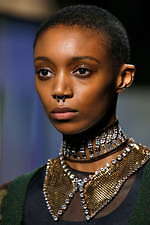 ミュウミュウ 2019年秋冬コレクション - ケープを脱ぎ捨てれば花々が咲く楽園が広がっている｜写真91