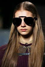 ミュウミュウ 2019年秋冬コレクション - ケープを脱ぎ捨てれば花々が咲く楽園が広がっている｜写真92