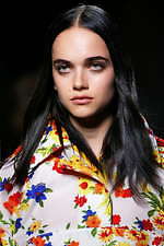 ミュウミュウ 2019年秋冬コレクション - ケープを脱ぎ捨てれば花々が咲く楽園が広がっている｜写真93