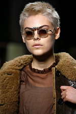 ミュウミュウ 2019年秋冬コレクション - ケープを脱ぎ捨てれば花々が咲く楽園が広がっている｜写真94