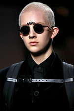 ミュウミュウ 2019年秋冬コレクション - ケープを脱ぎ捨てれば花々が咲く楽園が広がっている｜写真97