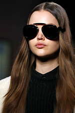 ミュウミュウ 2019年秋冬コレクション - ケープを脱ぎ捨てれば花々が咲く楽園が広がっている｜写真98