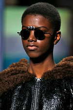 ミュウミュウ 2019年秋冬コレクション - ケープを脱ぎ捨てれば花々が咲く楽園が広がっている｜写真101