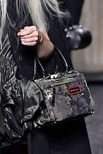 ミュウミュウ 2019年秋冬コレクション - ケープを脱ぎ捨てれば花々が咲く楽園が広がっている｜写真102