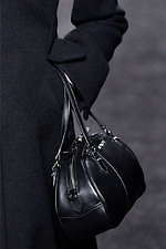 ミュウミュウ 2019年秋冬コレクション - ケープを脱ぎ捨てれば花々が咲く楽園が広がっている｜写真103