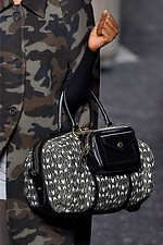 ミュウミュウ 2019年秋冬コレクション - ケープを脱ぎ捨てれば花々が咲く楽園が広がっている｜写真104