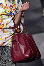 ミュウミュウ 2019年秋冬コレクション - ケープを脱ぎ捨てれば花々が咲く楽園が広がっている｜写真105