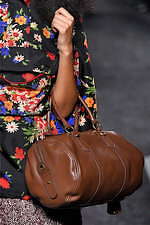 ミュウミュウ 2019年秋冬コレクション - ケープを脱ぎ捨てれば花々が咲く楽園が広がっている｜写真106